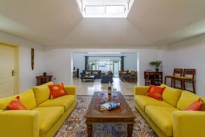Villa Esmeralda image