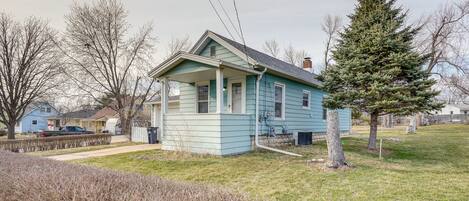 Cedar Rapids Vacation Rental | 1BR | 1BA | 5 Stairs Required to Enter