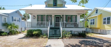 Eva Mae's Historic Cottage! Just a short walk to downtown and Dock Street!