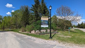 Left turn to Carriage Hills from Highland Drive 