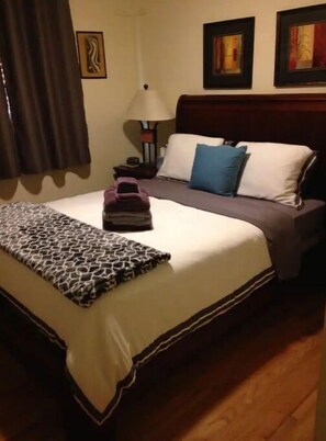 Bedroom 2 queen bed with luxury bamboo bedding, TV with Roku.