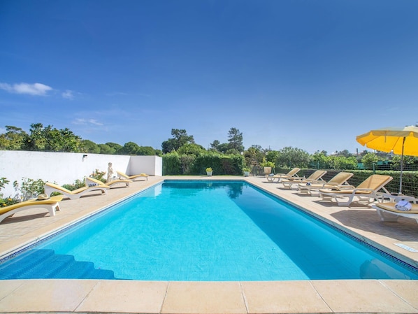 L'Eau, Ciel, Piscine, Plante, Bleu Azur, Rectangle, Ombre, Arbre, Herbe, Loisir