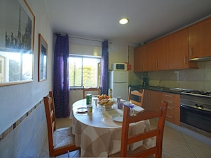 Cabinetry, Propriété, Comptoir, Fenêtre, Meubles, Table, Cuisine, Chaise, Bois, Design Intérieur