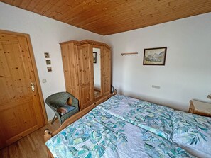 Ferienwohnung 2 - 48 qm für max. 4 Personen. 1 extra Schlafzimmer, Süd-West-Balkon, Parkplatz-Schlafzimmer