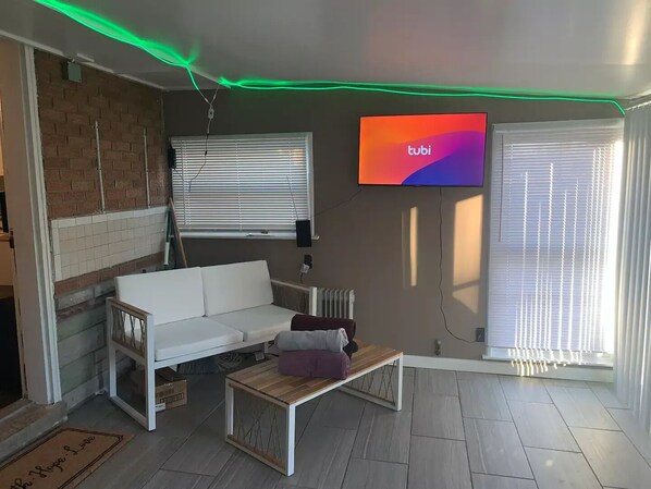 Enclosed Patio with smart TV and Hot Tub!