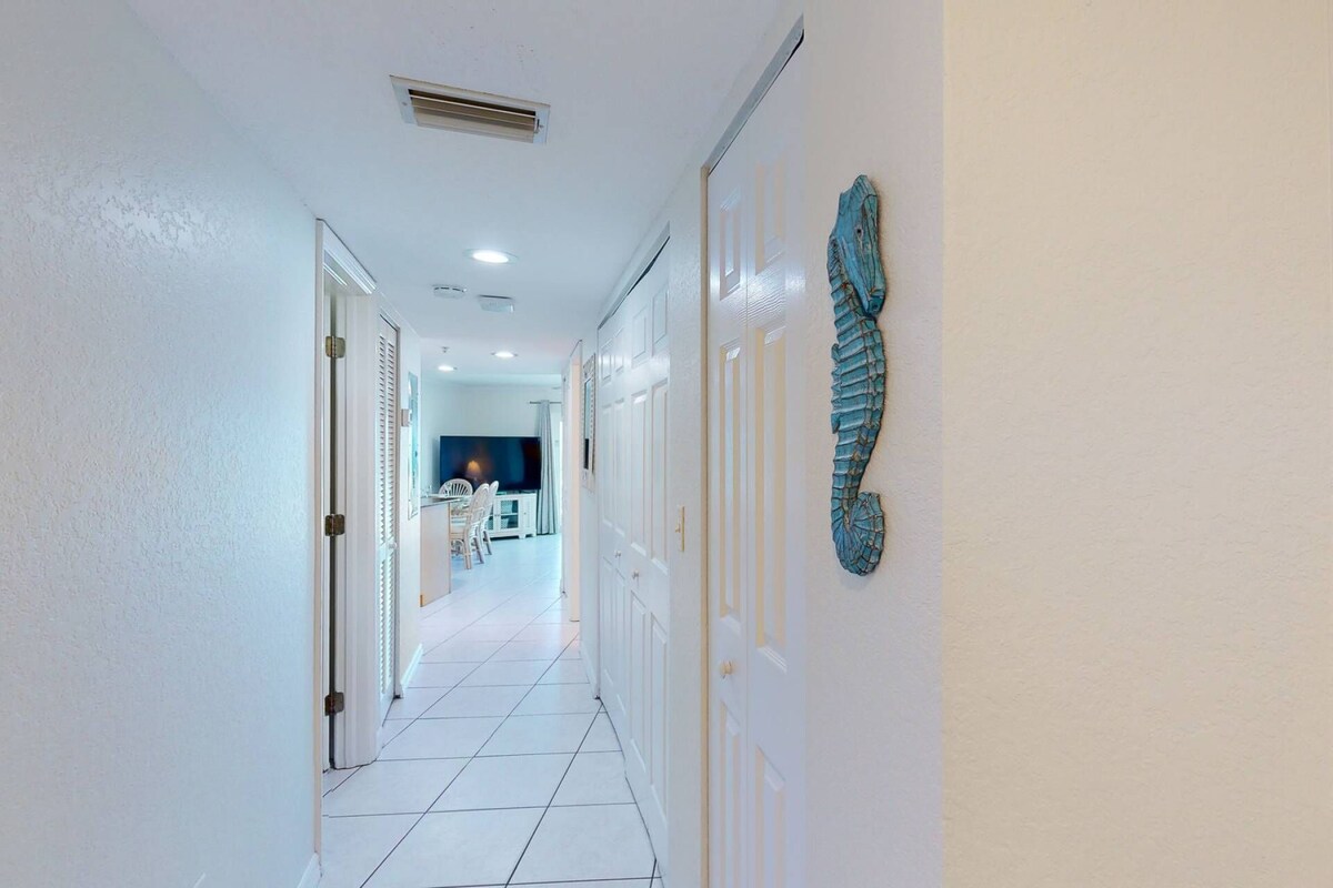 Perfect Views of Sunsets over the Gulf. Heated Pool. Easy Access to Restaurants & Shops. Activities.