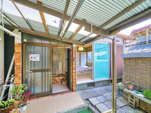 ・[Building B/Entrance] Perfect for up to 3 people. A compact yet fully equipped house.