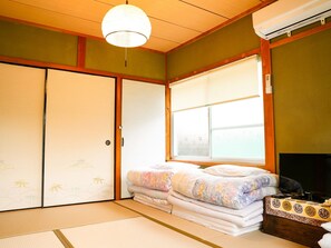 ・[Building B] Up to 3 sets of futons can be used in the bedroom.