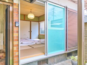 ・[Building B/Bedroom] The breeze from outside is pleasant, and you can spend the morning feeling refreshed.