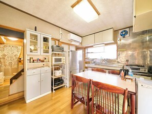 ・[Building B/Kitchen] Dining room where everyone can eat together