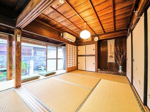 ・[Building A/Bedroom 1] It is open and bright, so you can spend your mornings comfortably.