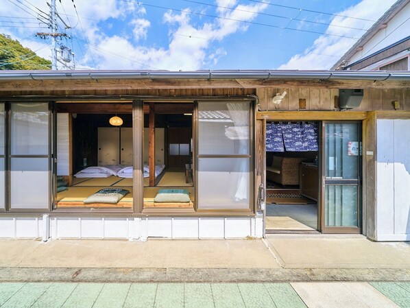 ・[Building A/Exterior] Up to 11 people can stay here. How about a trip for three generations of parents and children?