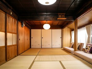・[Building A] The largest Japanese-style room with a TV is perfect for group use!