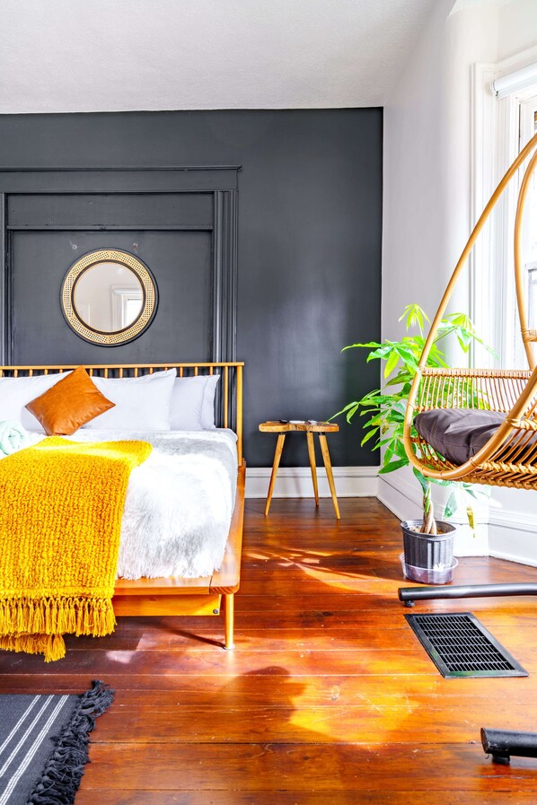 Cozy Modern Airbnb Bedroom in Chillicothe - Perfect for Relaxation! Mustard Yellow Accents & Natural Light ☀️🏡