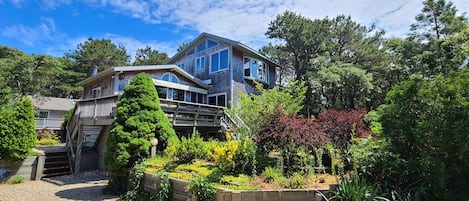 Lt Island home with two separate decks