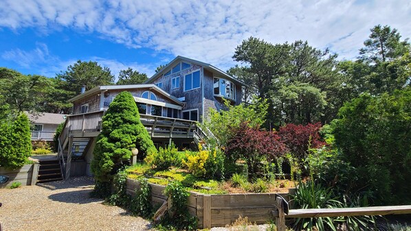 Lt Island home with two separate decks