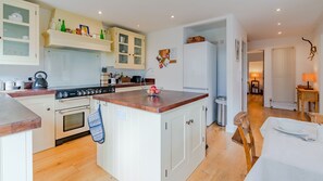 Kitchen/Diner, Peach Cottage, Bolthole Retreats