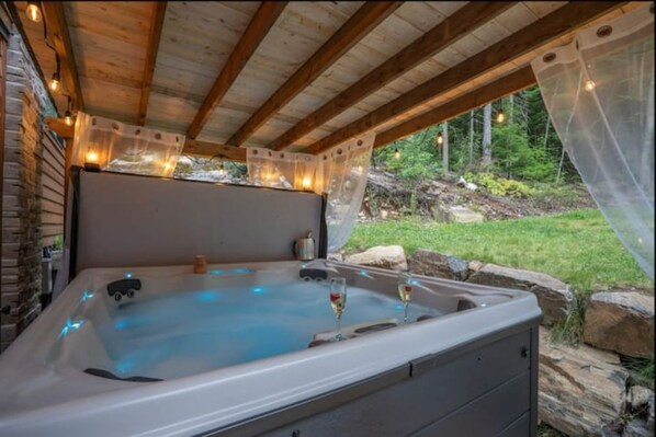 Outdoor spa tub