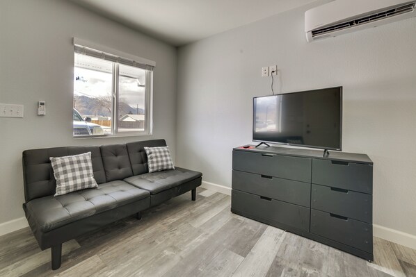 Hawthorne Vacation Rental | 1BR | 1BA | 550 Sq Ft | Step-Free Access