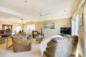 Living Room | Smart TV | Free WiFi | Balcony Access
