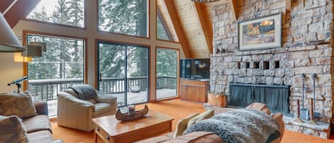 Truckee Vacation Rental | 5BR | 3BA | Multiple Staircases to Enter | 2,610 Sq Ft