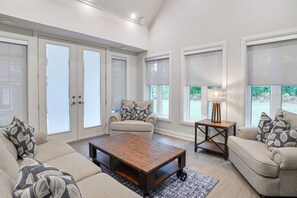 Belle Family Room (1)