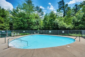 Community Pool | Pool Towels Provided