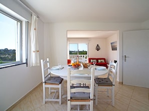Fenster, Tabelle, Holz, Fussboden, Interior Design, Flooring, Farbe, Stuhl, Wohnzimmer