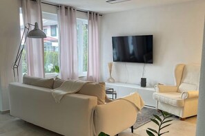 Ferienwohnung (63 m²)  für bis 4 Ew. Wohnzimmer mit Schlafsofa, Küchenzeile, separates Schlafzimmer, Terrasse