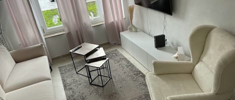 Ferienwohnung (63 m²)  für bis 4 Ew. Wohnzimmer mit Schlafsofa, Küchenzeile, separates Schlafzimmer, Terrasse