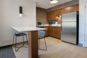 Unit w/ full kitchen and dining area