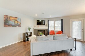 Living Area | Smart TV | Fireplace