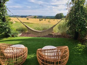 Park with views over the countryside - Spa (sleeps 5) - Garden lounge covered by a pergola - Table for 6/8 people - Gas hob - Pizza oven - 3 bicycles (2 adults and 1 child) - Garage.