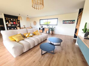 Large bright room - Table for 8 people - Large sofa - Large TV with FREE - CANAL+ - NETFLIX subscription - Books and magazines.