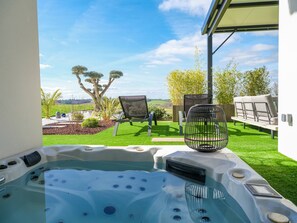 Park with views over the countryside - Spa (sleeps 5) - Garden lounge covered by a pergola - Table for 6/8 people - Gas hob - Pizza oven - 3 bicycles (2 adults and 1 child) - Garage.