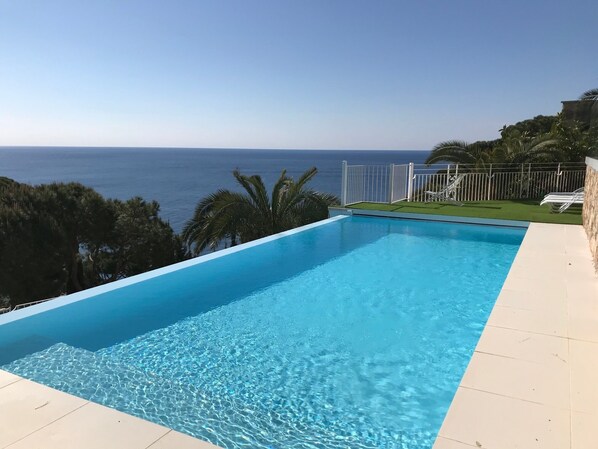 PISCINE A DEBORDEMENT