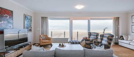 Cosy living area with sea view