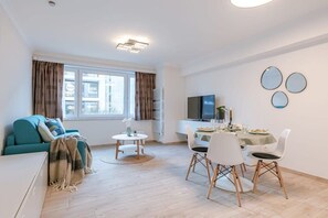 Spacious livingroom with dining table