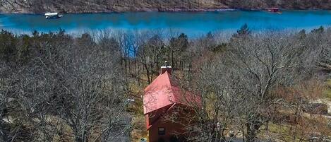 What a great lakeside cabin