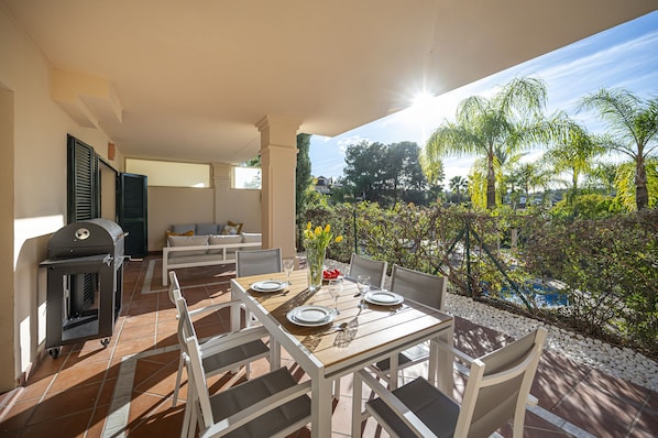 Charming gallery equipped with outdoor furniture (1)