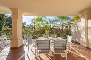 Wonderful apartment with two bedrooms and a gallery overlooking the patio.