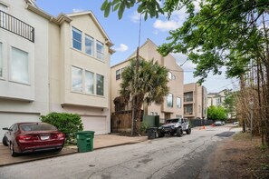 Exterior view of Missouri place / Ralph street