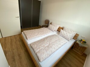 Ferienwohnung Bienenweide, 85qm, 2 Schlafzimmer, max 4 Personen-Lemp's Genussgarten