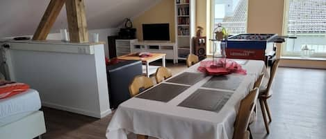 Ferienwohnung Schärl (85qm) mit Küche und Balkon-Wohn- und Essbereich