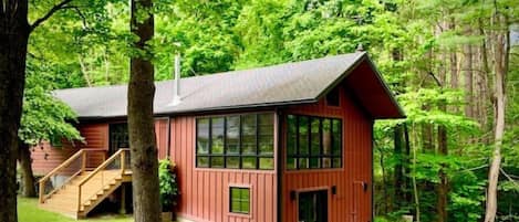 Welcome to the Modern Cedar Barn in the Enchanted Forest! 