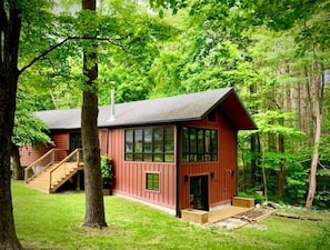 Welcome to the Modern Cedar Barn in the Enchanted Forest!