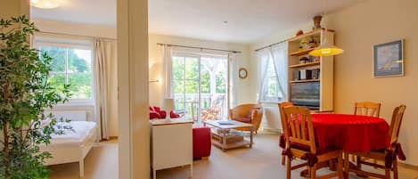 Der Wohnbereich mit Zugang zum Balkon