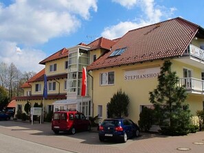 Hotelansicht zur Straße