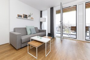 Wohnzimmer mit integriertem Küchenbereich