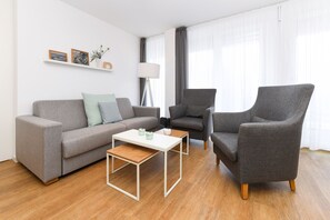 Wohnzimmer mit integriertem Küchenbereich